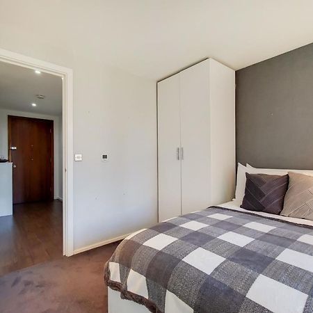 Two Bedroom Apartment - London Excel Stays المظهر الخارجي الصورة