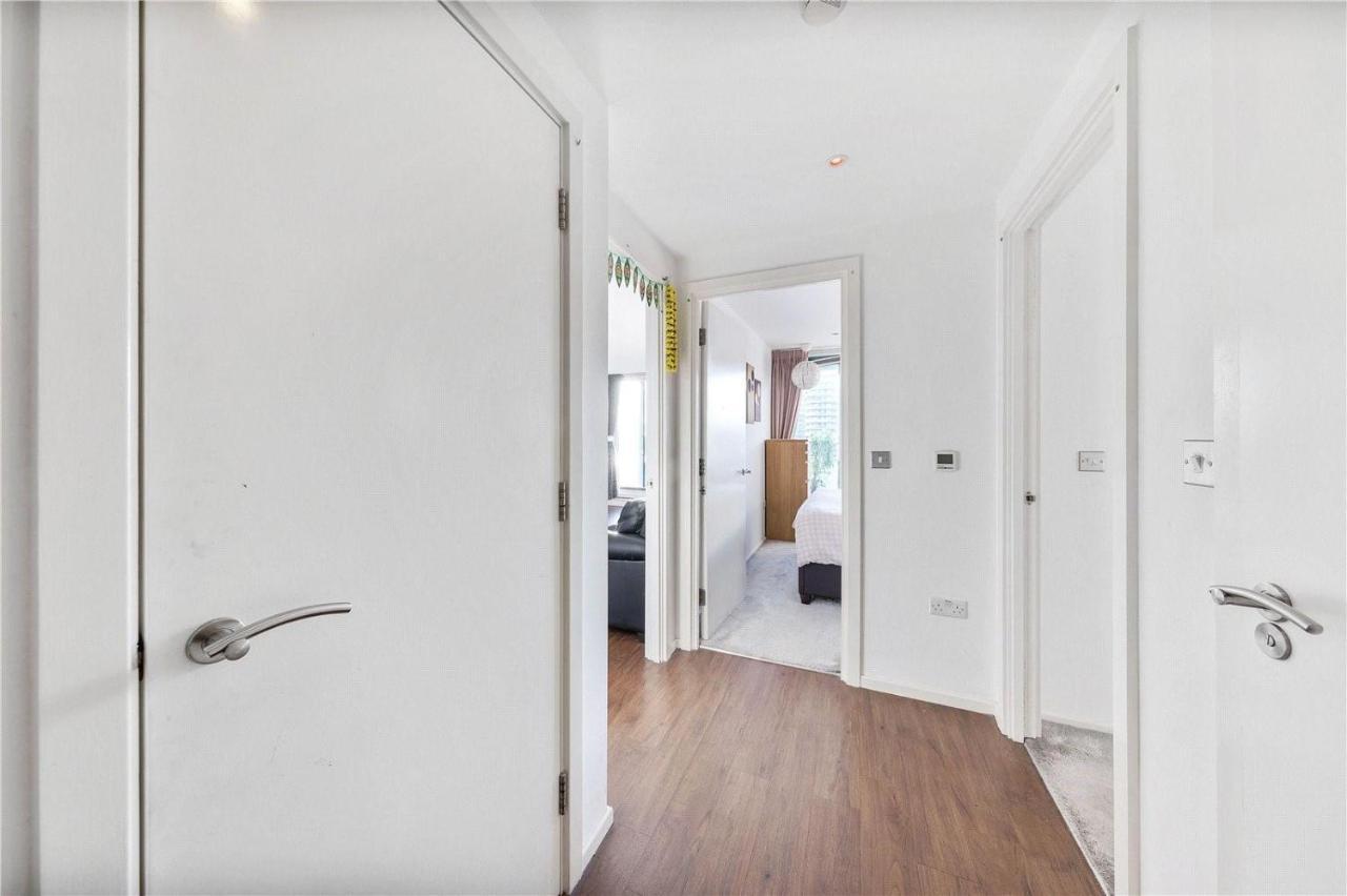Two Bedroom Apartment - London Excel Stays المظهر الخارجي الصورة